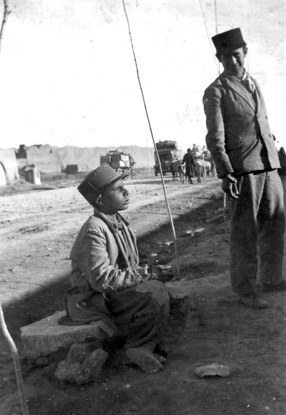 ۱۹۳۲-۳۴) ۱۳۱۱-۱۳- این عکس متعلق به خیابان گردی ها، به دنبال پیدا کردن سوژه‌های مورد علاقه است.