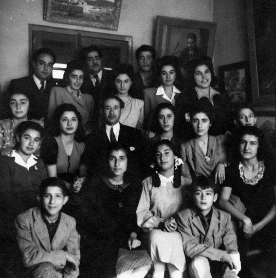  -۱۳۳۴ (۱۹۵۵) با شاگردان در آتلیه چهار راه جمهوری.